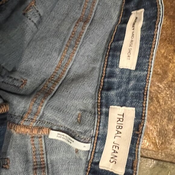 Tribal Jeans Audrey Mid-Rise Bermuda Denim Shorts - Size 4 - Picture 2 of 3